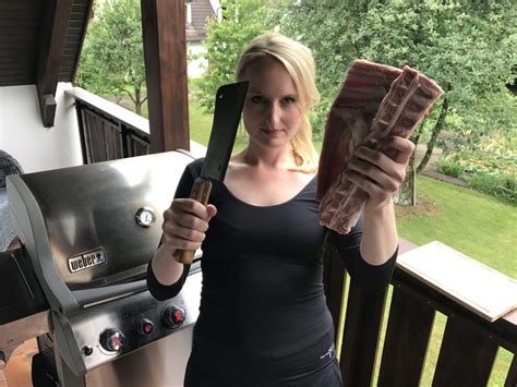 die frau am grill|die frau am grill ansehen.